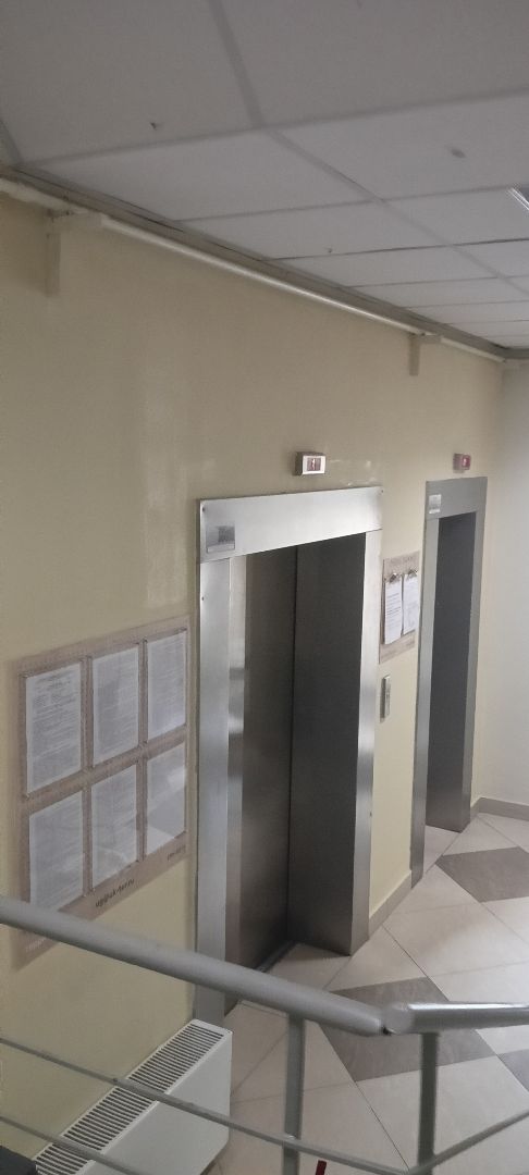 01,1потслоение штукатурного слоя на стене между двумя лифтами, произвести покраску стены под подоконником перед выходом и отремонтировать и покрасить углы в тамбуре..jpg