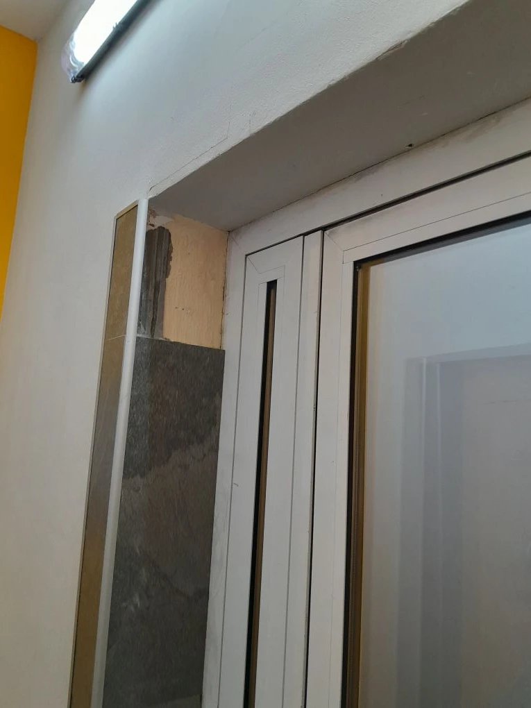 Тех.158 1эт. у входной двери приклеить плитку..jpg