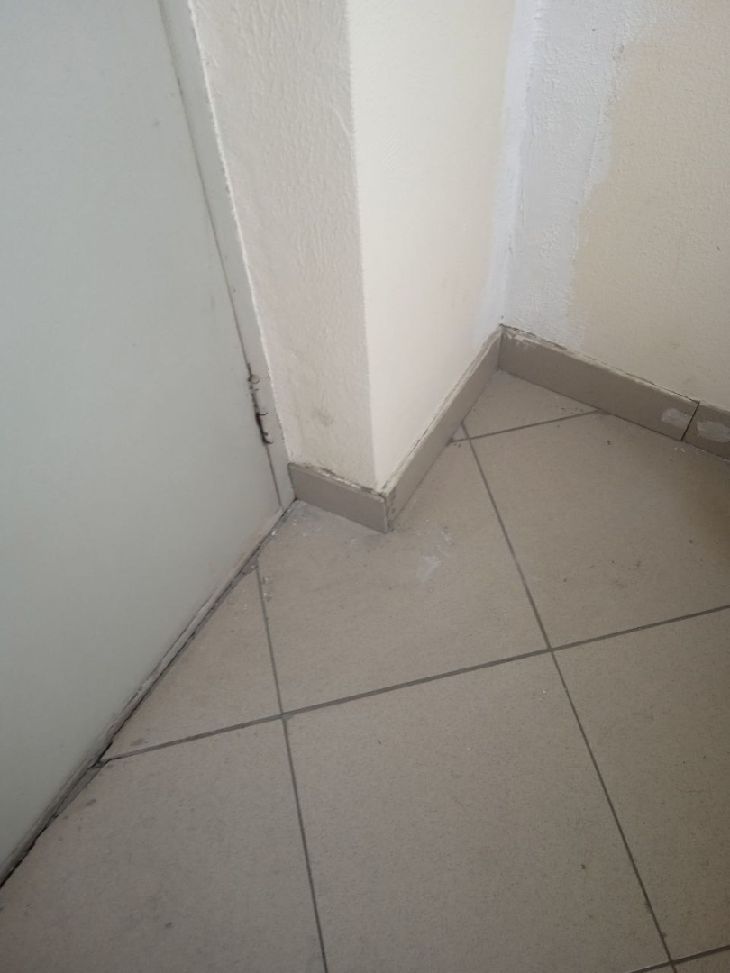 1 под. 13 этаж приклеить плинтус (сапожок).jpg