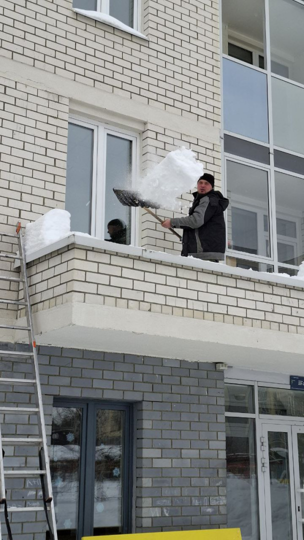 очистка козырьков от снега.jpg