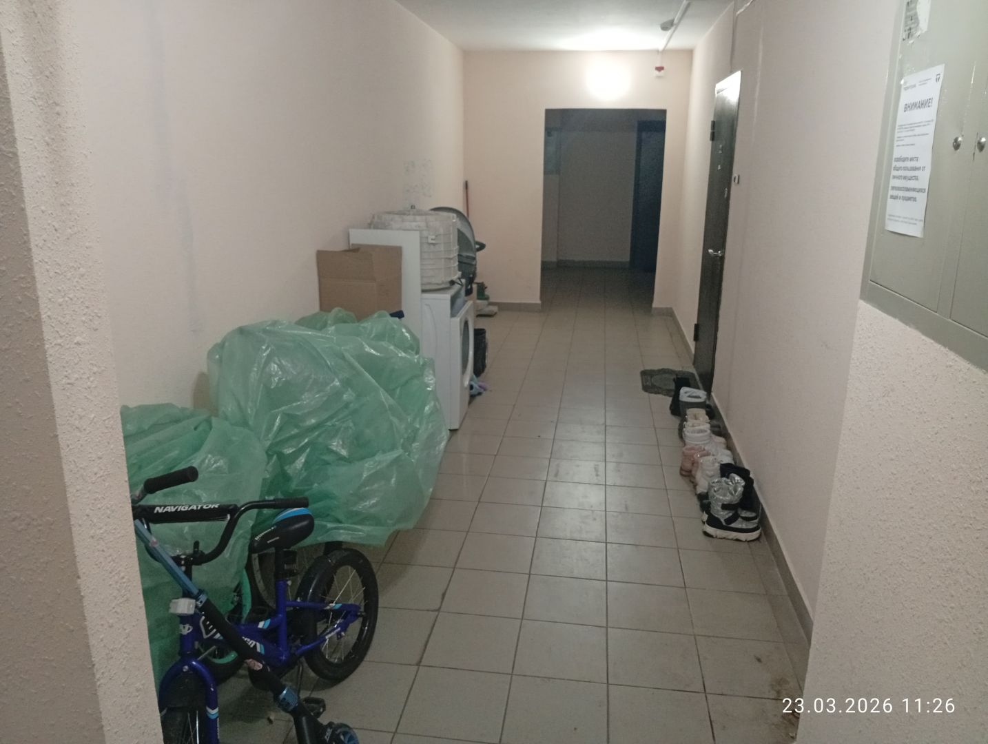 хлам на этаже Новгородцевой 23.jpg