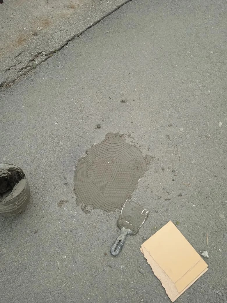 обрезали и замазали металлич. уголок на тротуаре ..jpg