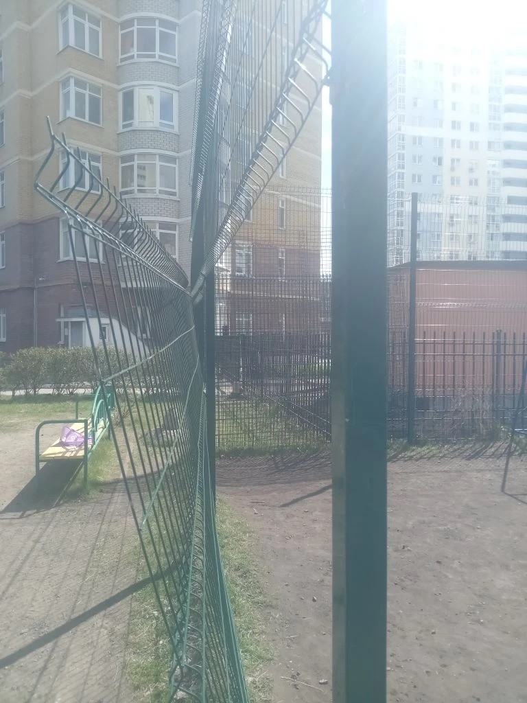 Необходимо отремонтировать спортивную площадку.jpg Необходимо отремонтировать спортивную площадку.jpg