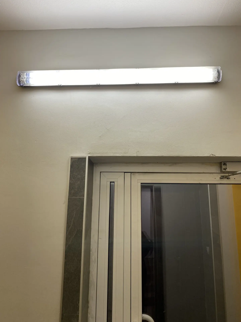 1эт. заменили лампу над входной дверью..jpg