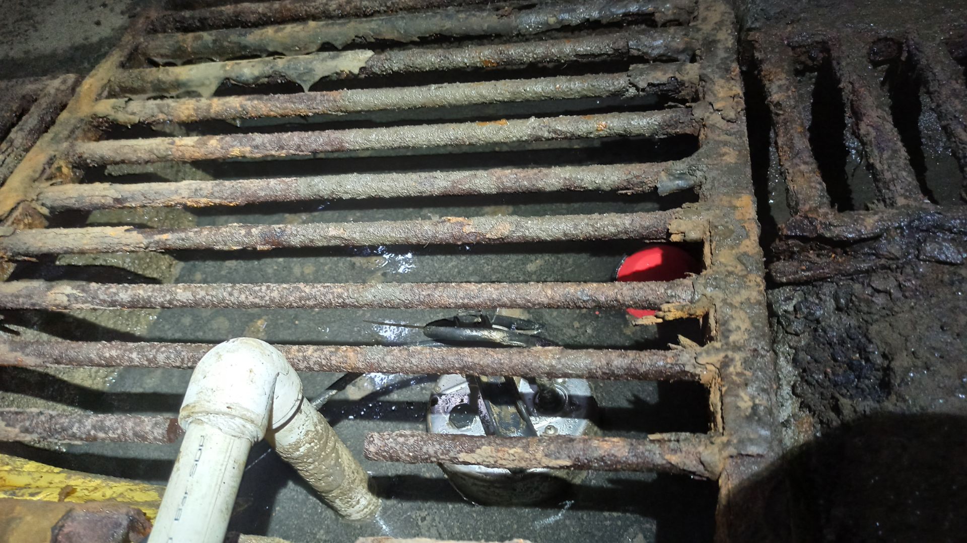 Произведена замена дренажного насоса, вода откачена..jpg