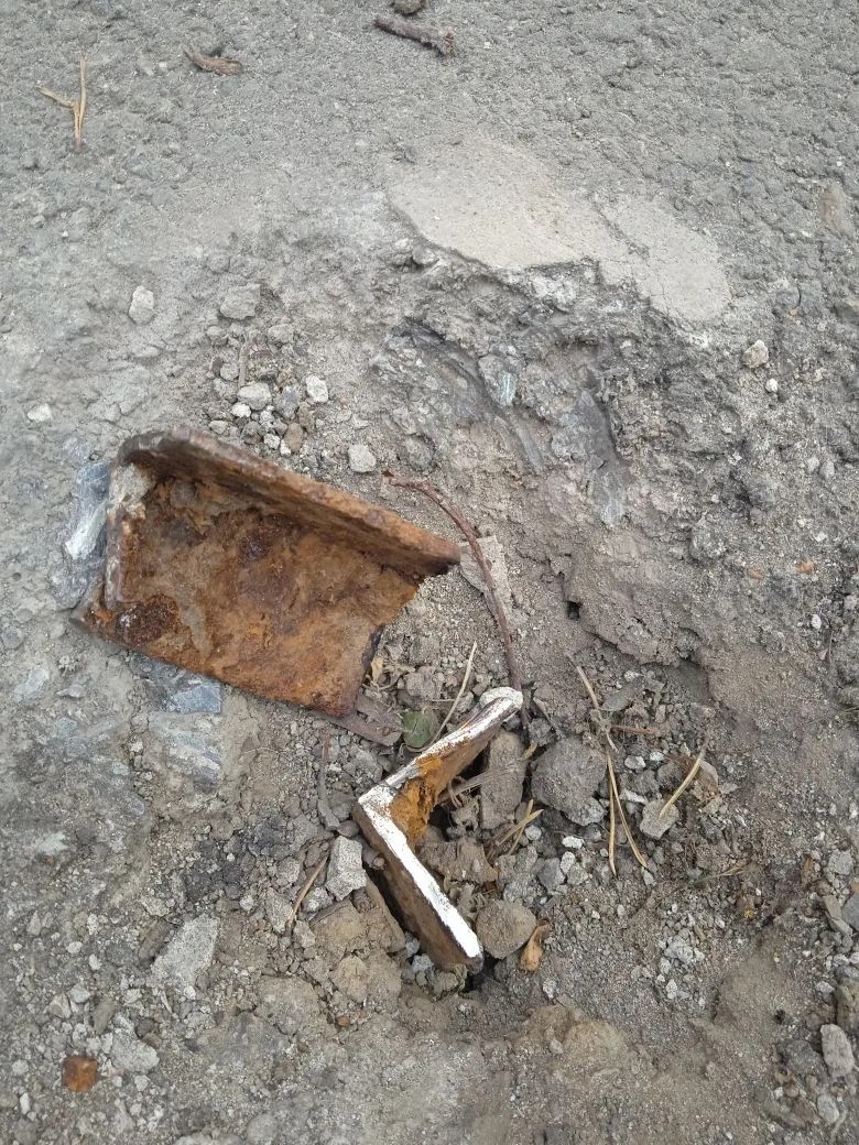 обрезали металлич. уголок на тратуаре ..jpg