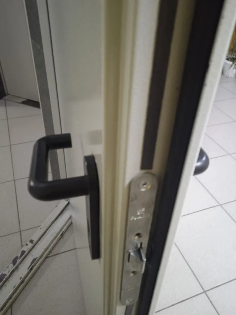 1эт. укрепили ручку на двери в лифтовый холл.jpg