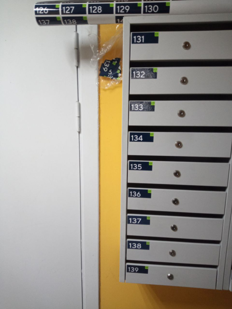 Техн.158 наклеили наклейки с номерами квартир на п.ящ. .jpg