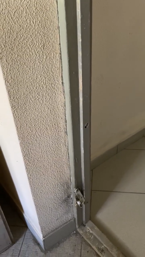 3 этаж установить отпавшую тамбурную дверь.png