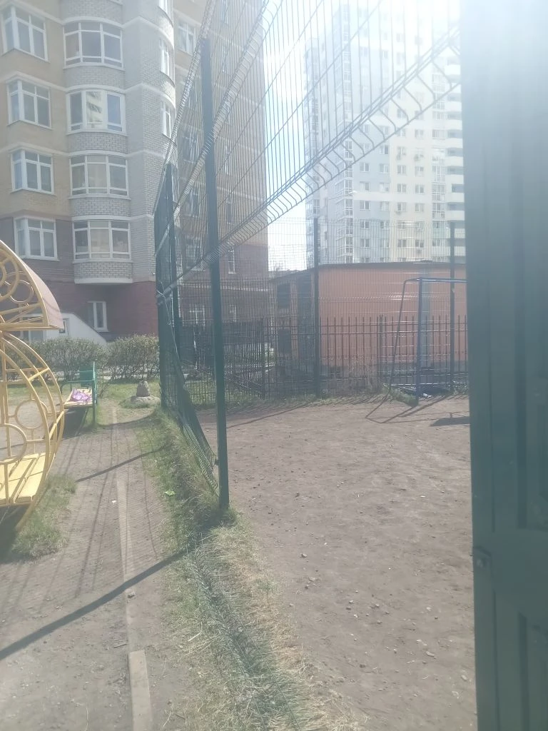 Установить секцию на ограждении спортивной площадки..jpg Установить секцию на ограждении спортивной площадки..jpg