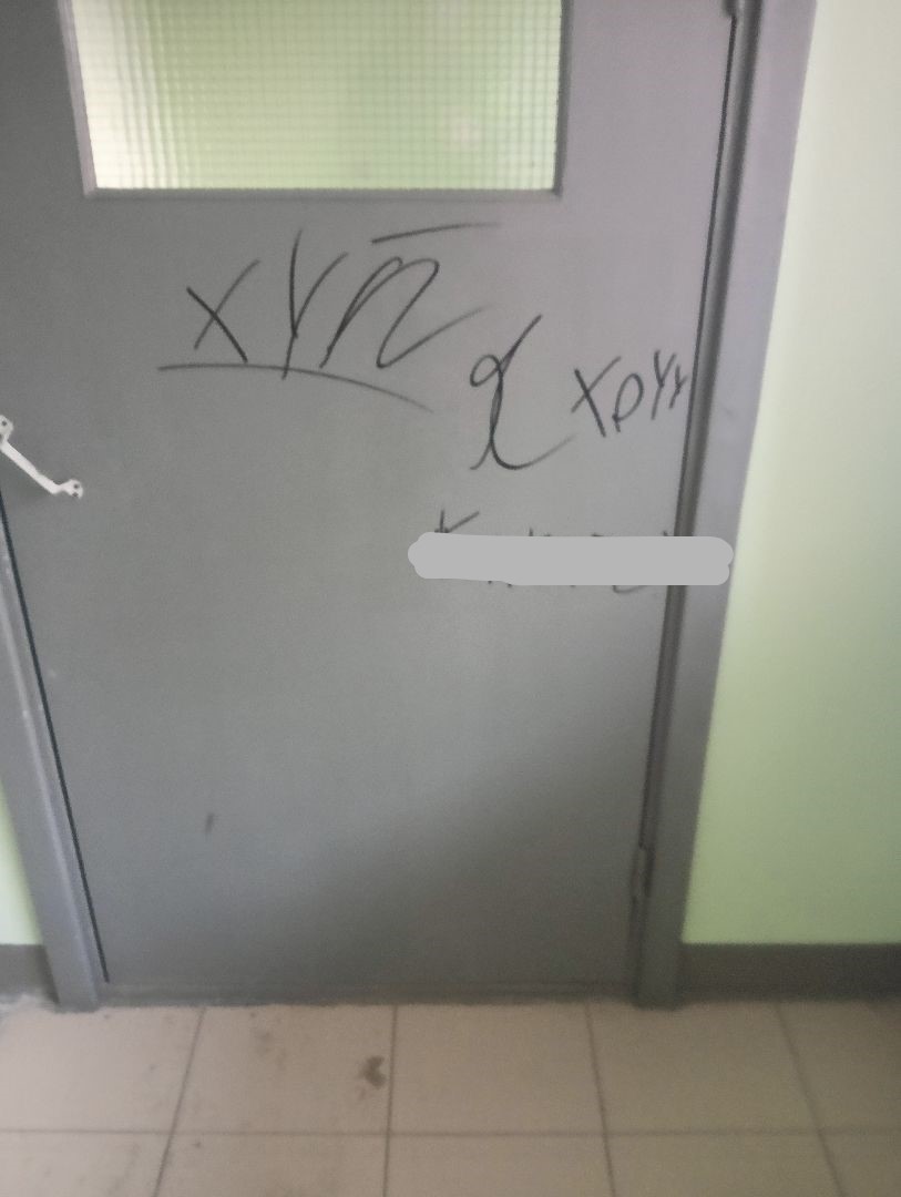 3 подъезд вандальные надписи 13 этаж - на двери на лестнице, 11 этаж на окне.jpg 3 подъезд вандальные надписи 13 этаж - на двери на лестнице, 11 этаж на окне.jpg