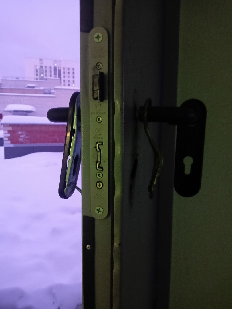 Остр,1 6 под, замена замка в двери выхода на кровлю..jpg
