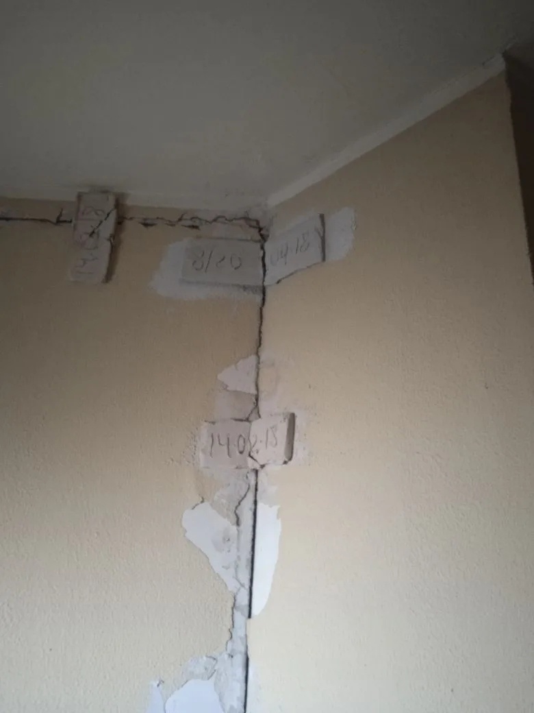 25 этаж трещины в тамбуре.jpg