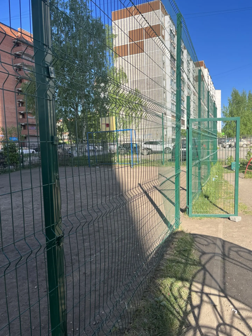 заменили секцию забора у спортивной площ..jpg заменили секцию забора у спортивной площ..jpg