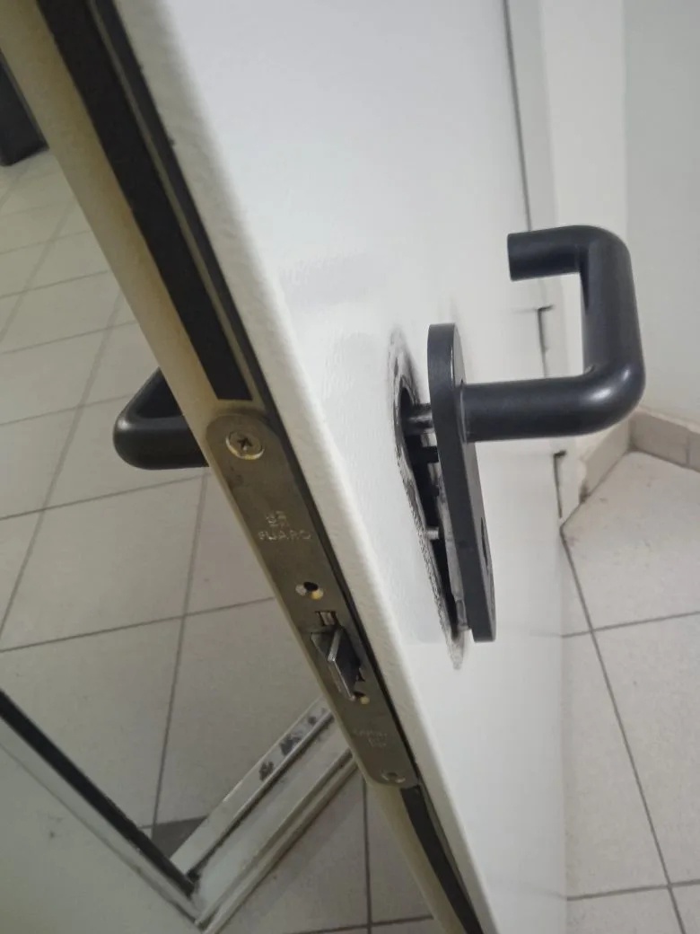 1эт. укрепить ручку на двери в лифтовый холл.jpg