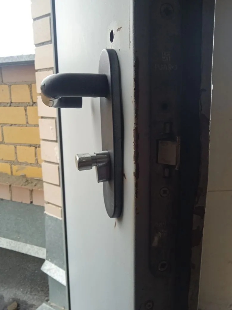 отремонтирован 27эт. выход на кровлю.jpg