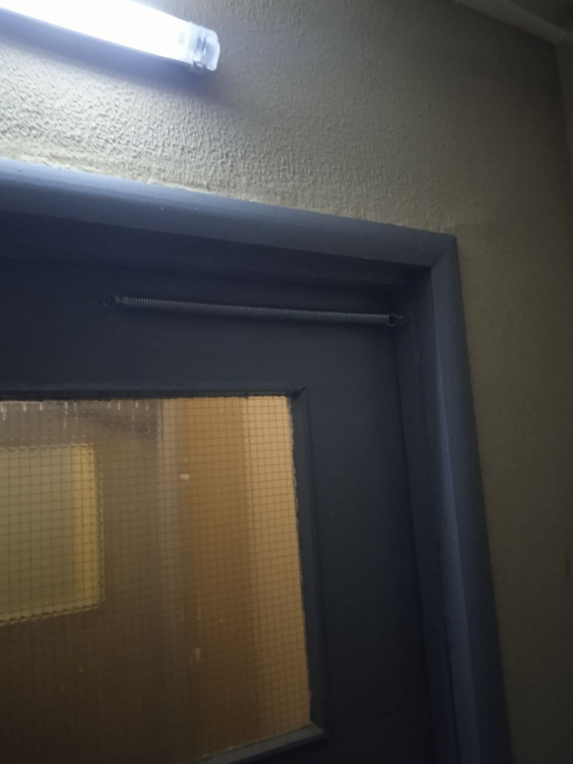 Установили пружины на тамбурные двери 1 этажей 1-2 под..jpg