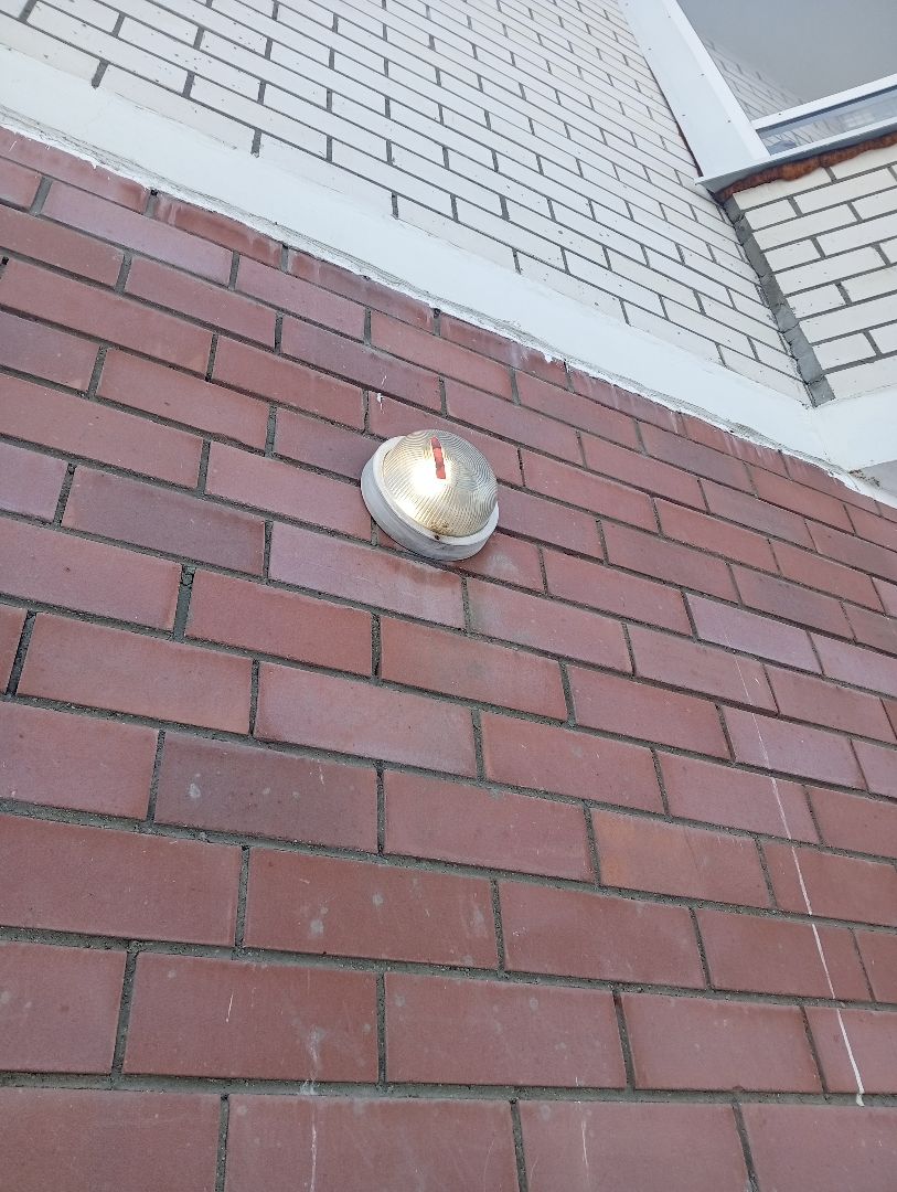 7. 18.02.Со стороны ул. Айвазовского проверить светильник круглый на углу дома возле Соль и вода и адресную навигацию с названием улицы..jpg