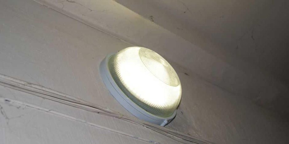 1679168527_happyhouse-guru-p-svetilnik-nad-vkhodom-v-podezd-svetilnik-i-33.jpg