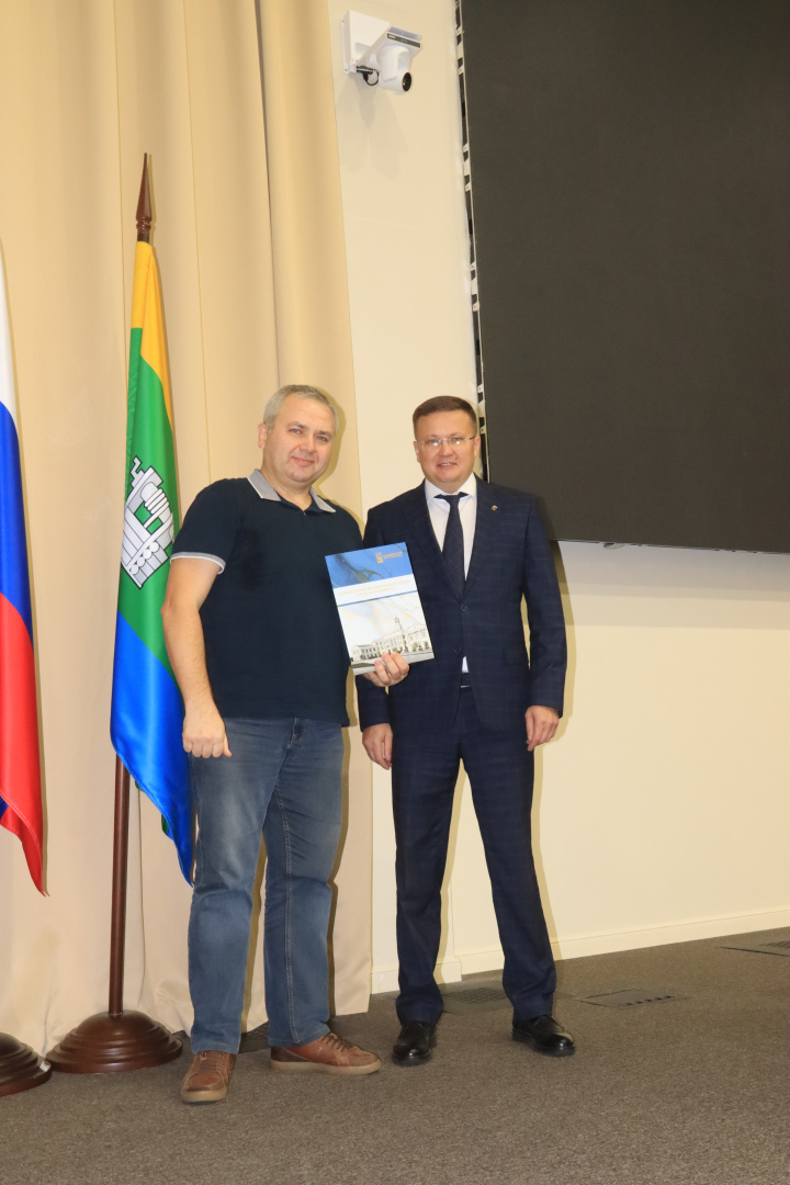 20261005 Награждение Лапина А. В. благодарственным письмом администрации Академического р-на.JPG