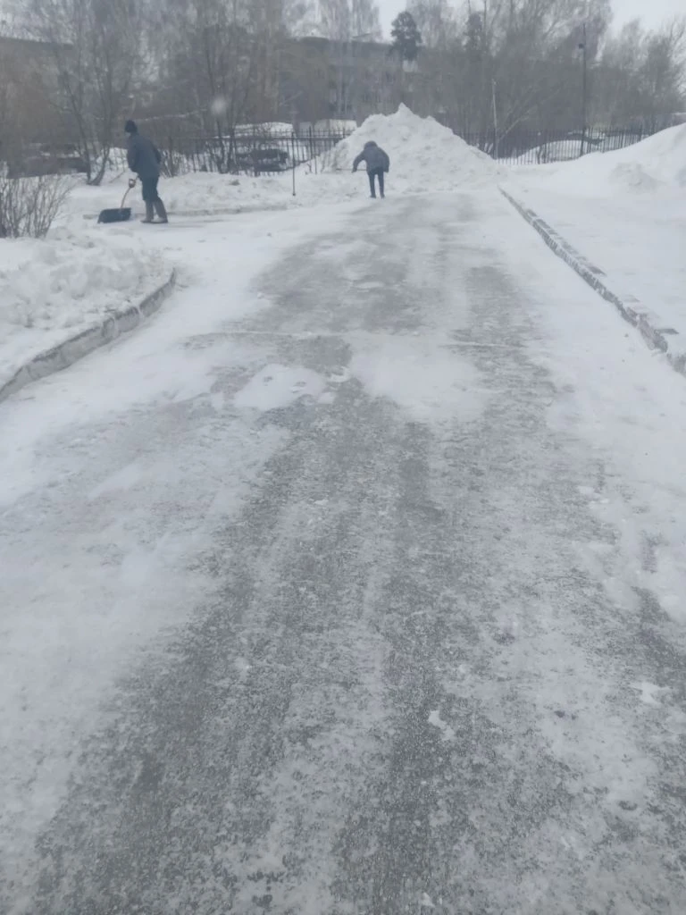 03.03.26г. очистка проезжей части во дворе от снега..jpg