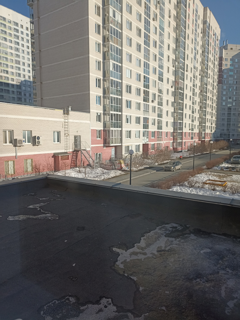 Е. Савкова, 7 очистка козырьков над подъездом от снега.jpg