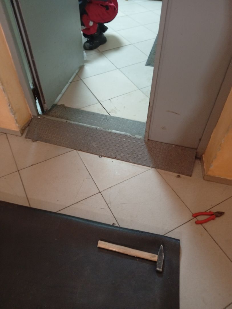 у1эт. выход из лифтового холла установили пандус.jpg